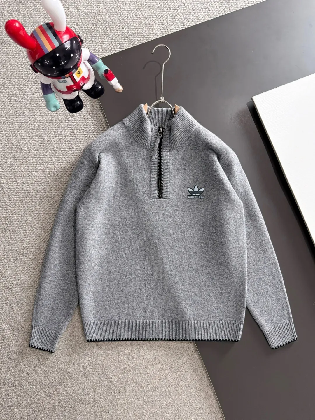 Next day shipping P195 Balenciaga high quality 2026 autumn and winter official website latest sweater, on sale at the same time at the counter Hot Sale! Specially made of wool blended fabric. It feels comfortable and can be directly in contact with the skin. The logo badge is exquisitely embroidered, which is extremely eye-catching! The details highlight the fashionable charm of big brands. Exquisite workmanship. Three-dimensional cutting style. The wearing effect is invincible and handsome! All three standards are complete! Sizes:M-3XL